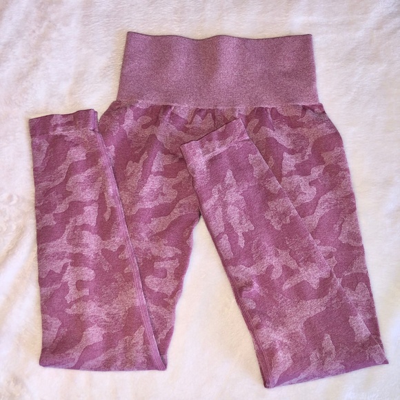 SOLD - seamless leggings (pastel pink camo) - Picture 3 of 6